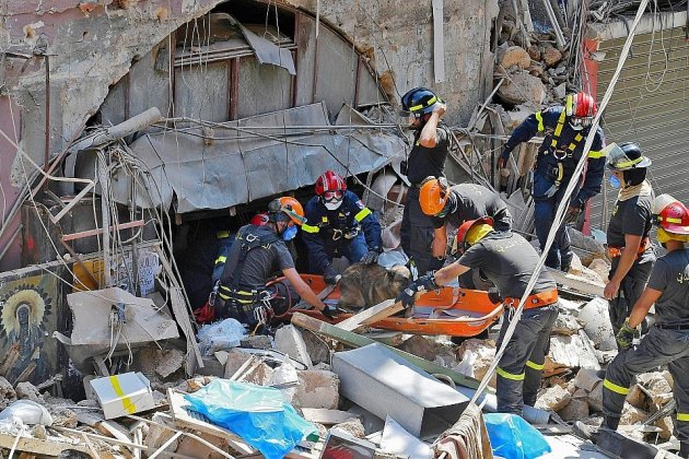 Des secouristes fouillent les décombres du port de Beyrouth, des responsables arrêtés