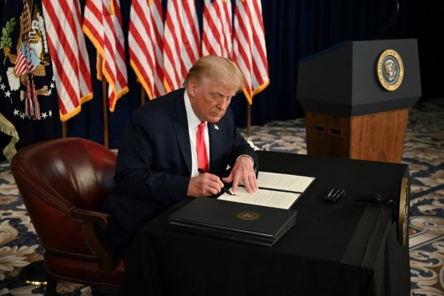 Trump promulgue par décret un nouveau plan d'aide aux Américains