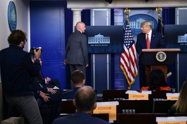 Trump évacué par ses gardes du corps en pleine conférence de presse