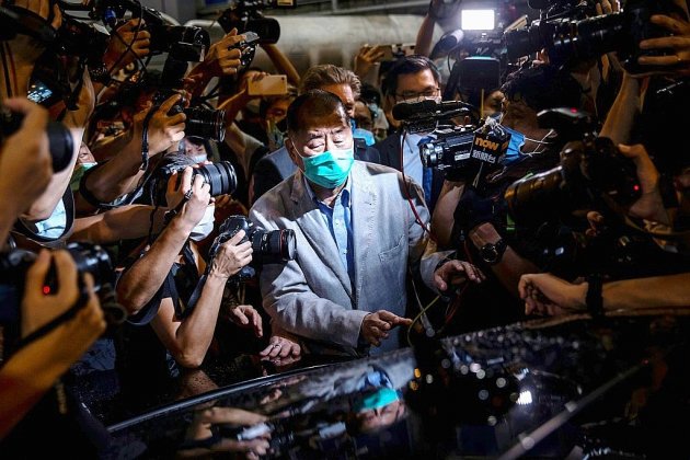 Hong Kong: libéré, le magnat des médias appelle ses journalistes à "se battre"