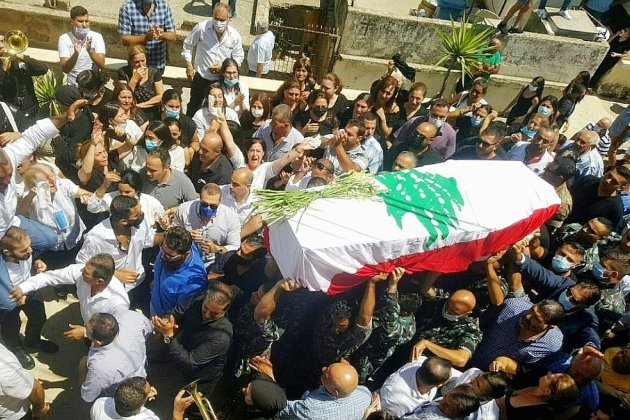 Les Libanais enterrent leurs morts et attendent un nouveau gouvernement