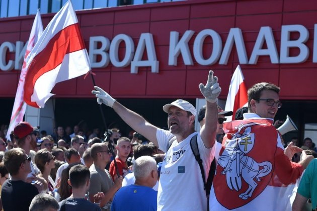 Bélarus: manifestations devant des usines et la télévision publique à Minsk