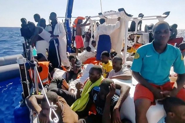Navire de Banksy: les gardes-côtes italiens évacuent 49 personnes "fragiles"