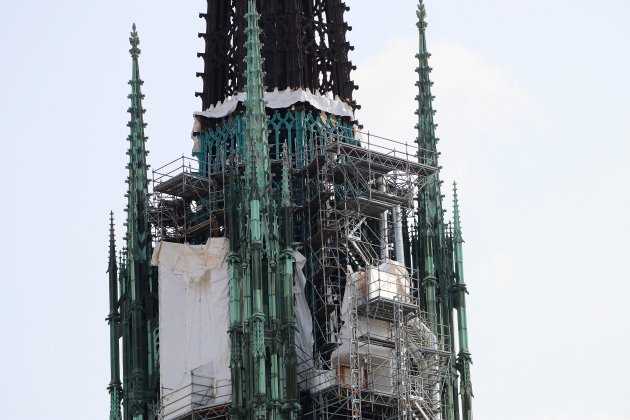 [Photos]. La flèche de la cathédrale de Rouen dévoile sa nouvelle couleur