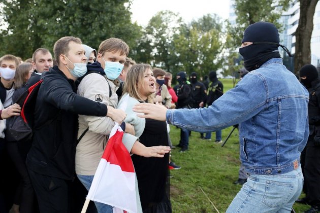 Bélarus: des dizaines de milliers de manifestants à Minsk, 250 arrestations