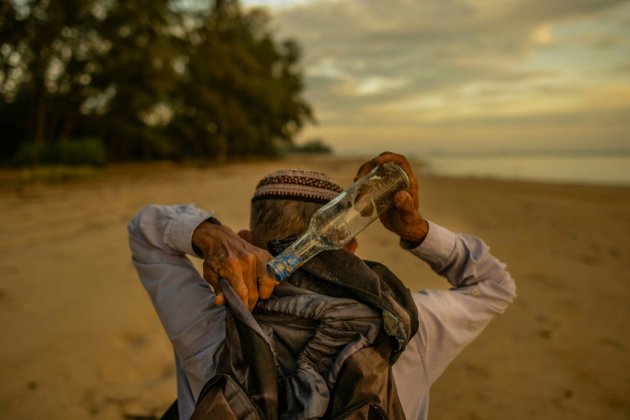 Un Malaisien en quête de bouteilles échouées depuis 15 ans
