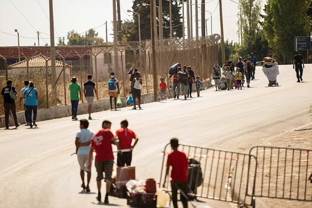 A Lesbos, la police évacue les réfugiés à la rue vers un nouveau camp