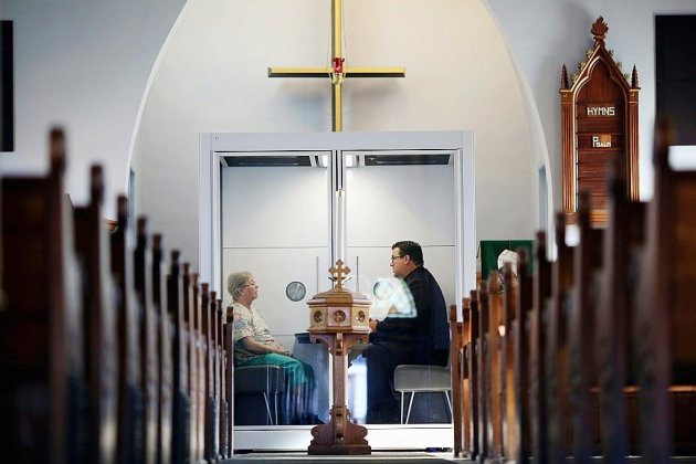 Covid-19: une cellule en verre pour protéger les fidèles d'une église au Canada