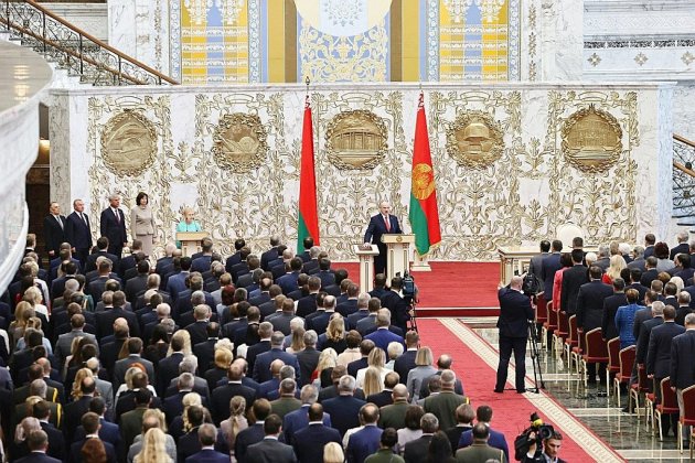 Bélarus: face à la contestation, investiture en catimini pour Loukachenko