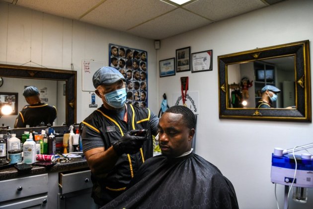 Dans le Mississippi, les hommes noirs sur le divan du barbier