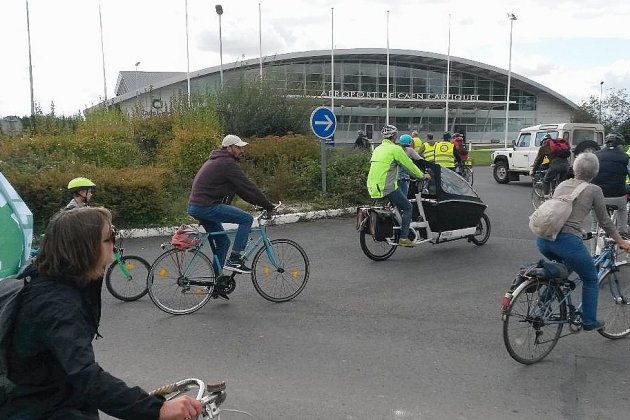 Caen-Carpiquet. Une mobilisation à vélo contre l'allongement de la piste de l'aéroport