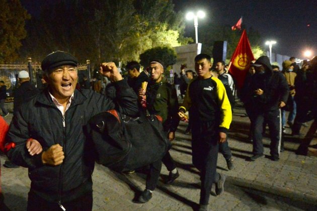 Kirghizstan: le siège du pouvoir envahi, l'ancien président libéré