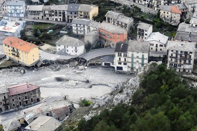 Crues: Macron à la rencontre des sinistrés dans les Alpes-Maritimes
