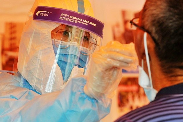 Virus: dépistage massif dans une ville chinoise, nouvelles mesures en Europe