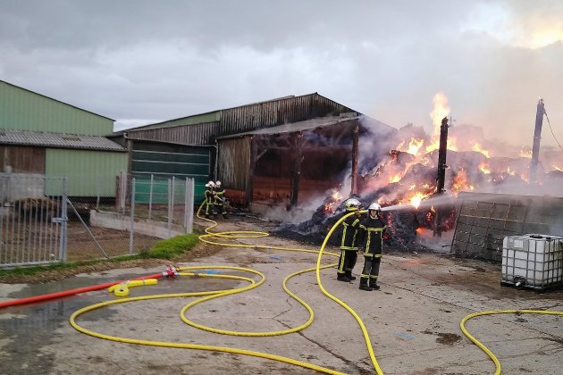 Près de Saint-Lô. Les flammes ravagent un bâtiment agricole