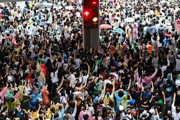 Thaïlande: des centaines de manifestants continuent de braver  les mesures d'urgence