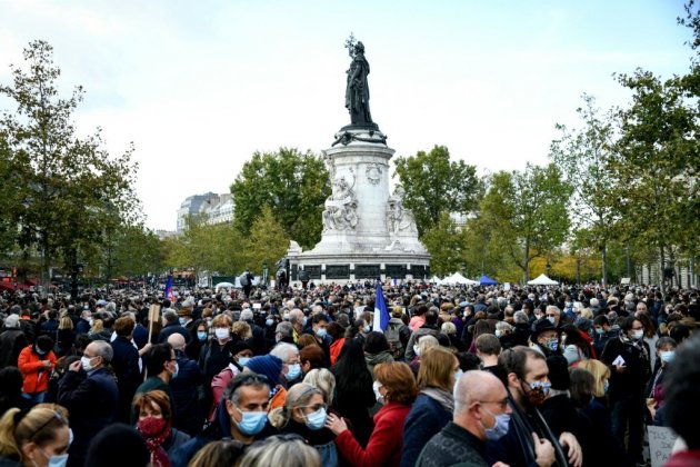 Des dizaines de milliers de personnes réunies en France après l'assassinat d'un professeur