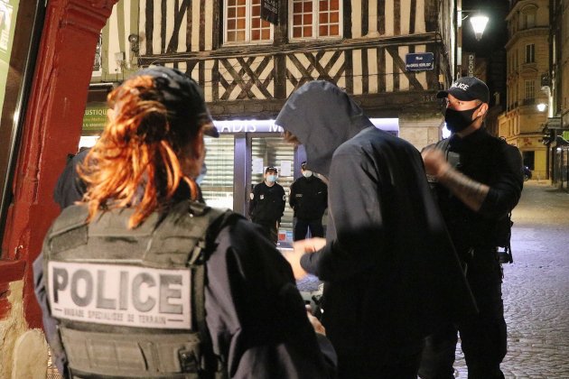 [Reportage] Rouen. Des passants aux conducteurs, la police fait respecter le couvre-feu