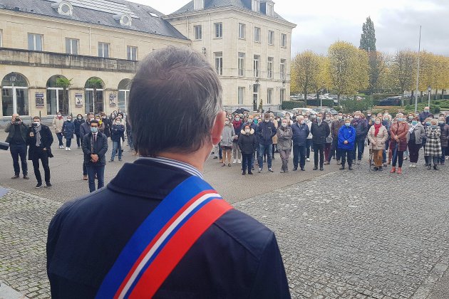 [Vidéo] Saint-Lô. Hommage à Samuel Paty : 200 personnes rassemblées