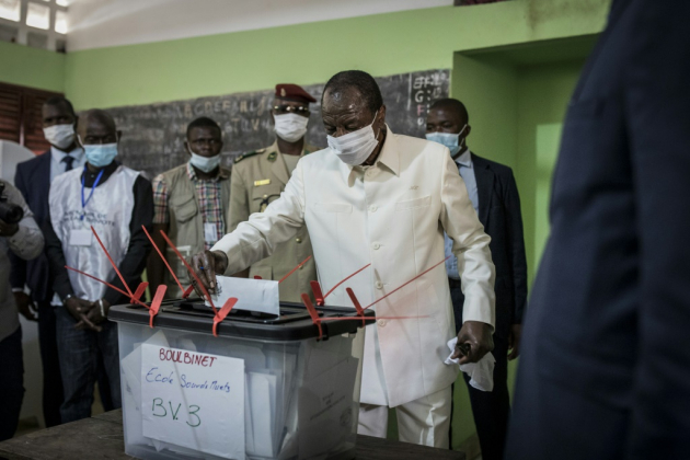 Présidentielle en Guinée: majorité absolue pour le sortant Condé, selon des résultats quasi complets