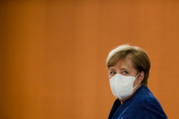 Virus : plus de 10.000 morts en Allemagne, Merkel appelle à "réduire les contacts"