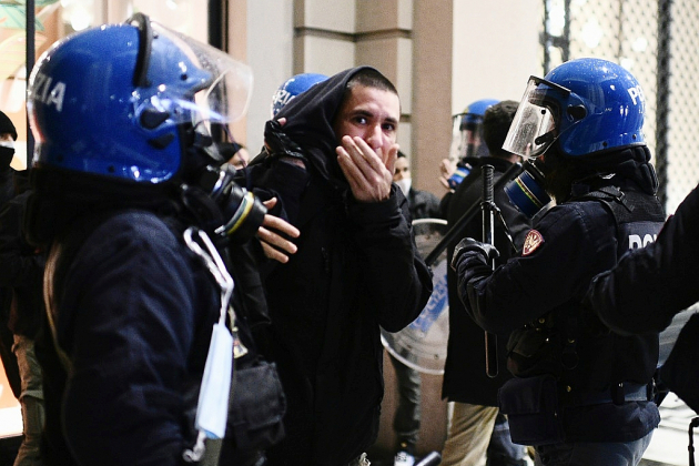 Pandémie: colère en Italie, craintes de reconfinement en France