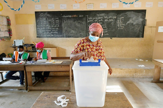 Les Ivoiriens votent dans une ambiance tendue, le président Ouattara brigue un 3e mandat