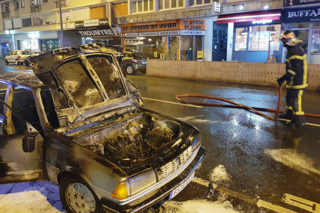 Caen. [Photos + vidéos] Une voiture s'enflamme en centre-ville