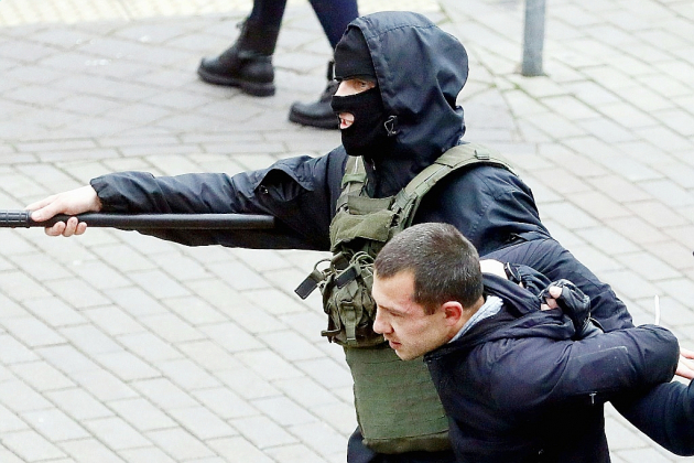 Bélarus: près de 400 arrestations durant les manifestations d'opposition