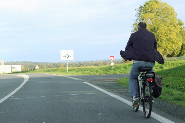 Vos questions, nos réponses. A-t-on le droit de se balader à un 1 kilomètre de chez soi à vélo ?