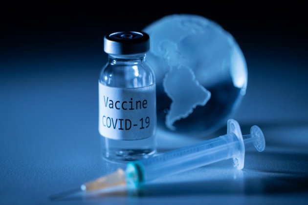 Vaccins contre le Covid-19: un an de sprint, et l'espoir au bout