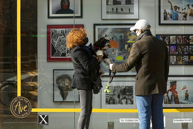 A New York, des oeuvres d'art se glissent dans les vitrines des magasins désertés