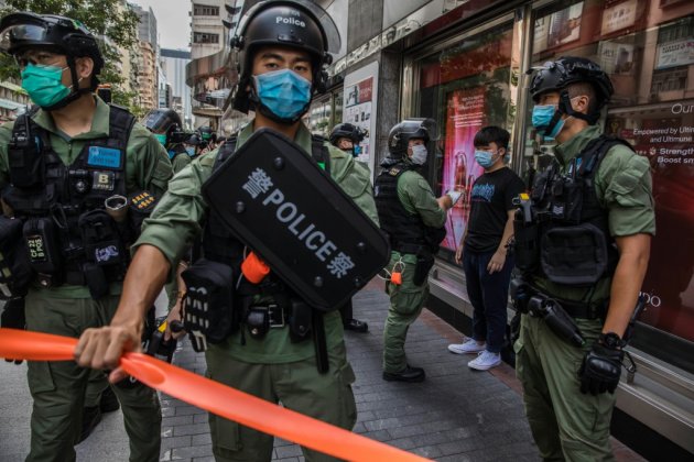 Hong Kong: un complexe sportif de la police visé par des cocktails Molotov