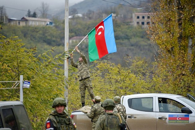 L'Azerbaïdjan hisse son drapeau à Latchin, troisième district rétrocédé par l'Arménie