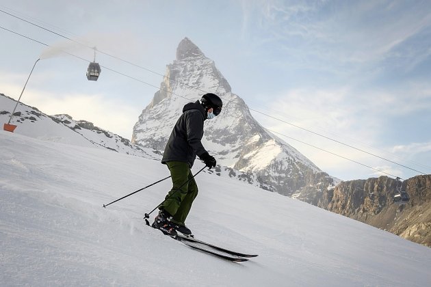 Isolement de sept jours envisagé pour les Français qui seront allés skier à l'étranger