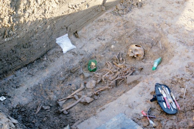 Près de Lisieux . Le squelette d'un soldat allemand découvert dans un champ