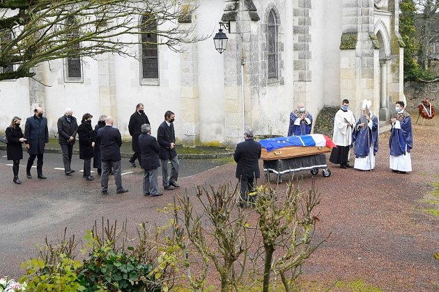 Les obsèques de Giscard d'Estaing débutent dans la stricte intimité à Authon