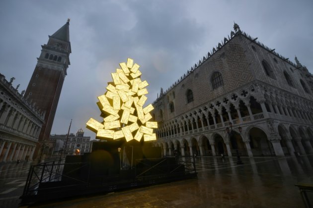 A Venise, la place Saint-Marc et le Grand Canal s'illuminent pour Noël