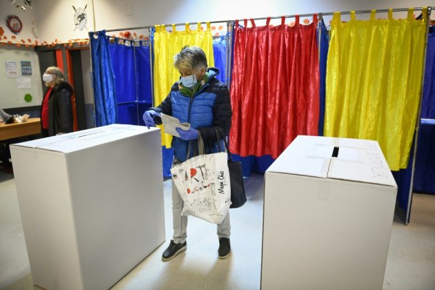 Les Roumains votent en pleine pandémie, les pro-européens favoris