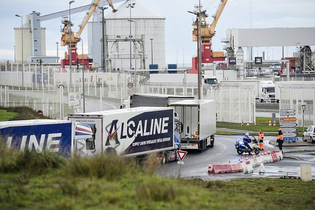Trafic au compte-gouttes au port de Calais, ouvert à Noël