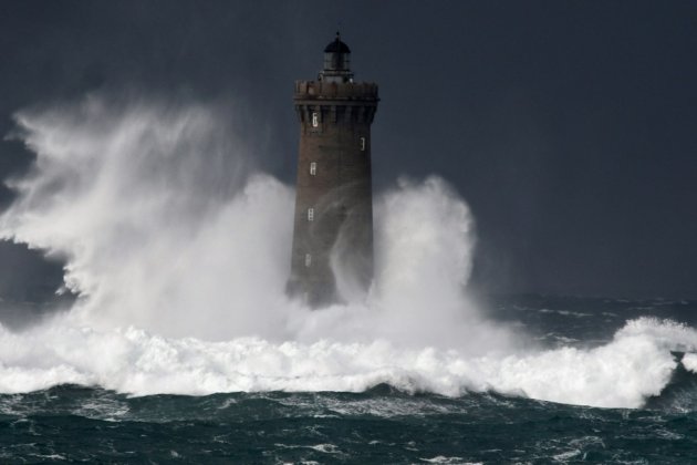 Tempête Bella: 12.000 foyers privés d'électricité en Bretagne et Normandie