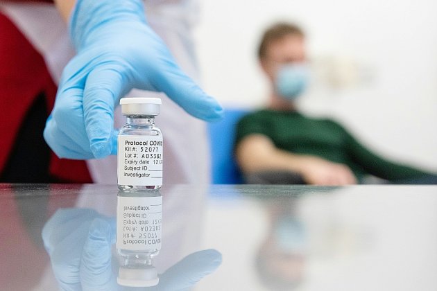 Covid-19: le Royaume-Uni commence à injecter le vaccin d'AstraZeneca et Oxford