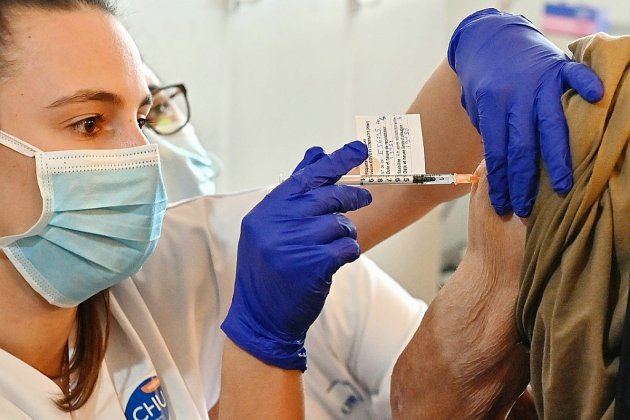 Vaccination Covid-19: le gouvernement rame pour atteindre un "rythme de croisière"