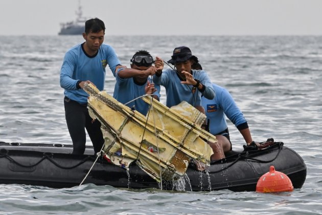 Boeing disparu en Indonésie: des morceaux de corps retrouvés
