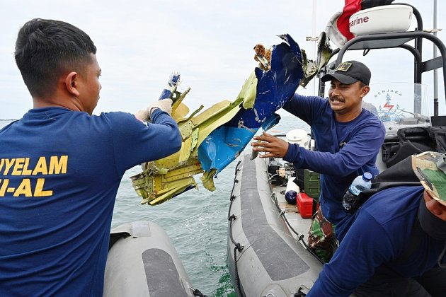 Des plongeurs à la recherche des boîtes noires du Boeing disparu au large de l'Indonésie