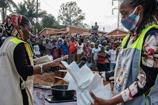 Ouganda: le décompte a commencé, Bobi Wine affirme avoir gagné