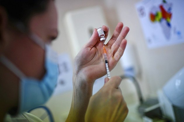 Covid-19: un million de vaccinés en France, la pression hospitalière reste forte