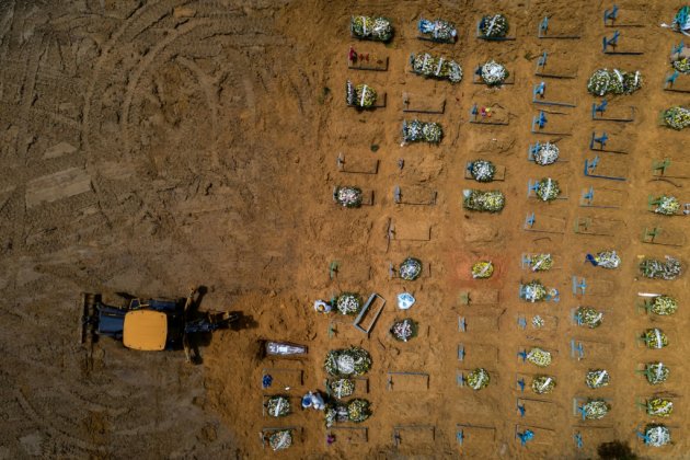 Brésil: face à la pandémie, l'extension du plus grand cimetière de Manaus