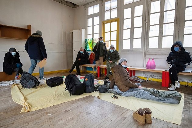 Des migrants occupent une école parisienne pour réclamer leur mise à l'abri