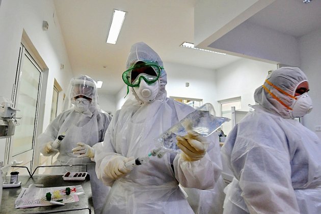 Virus: record de morts en 24 heures, les variants se propagent